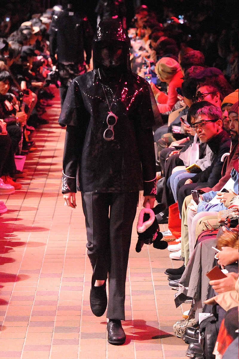 運命の女性から見える真の男性像にフィーチャーした TAKAHIROMIYASHITATheSolosist. 2018年春夏コレクション  デザイナー自身をテーマである“Femme Fatale Fellow”に重ね挑んだモノトーンからなる男性像