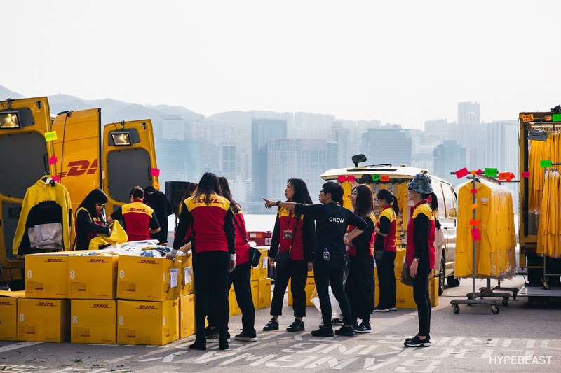 DHL 一色で埋め尽くされた Vetements の香港限定ポップアップ お土産に模したグッズなどを販売したフリーマーケット仕様の一大イベントは必見