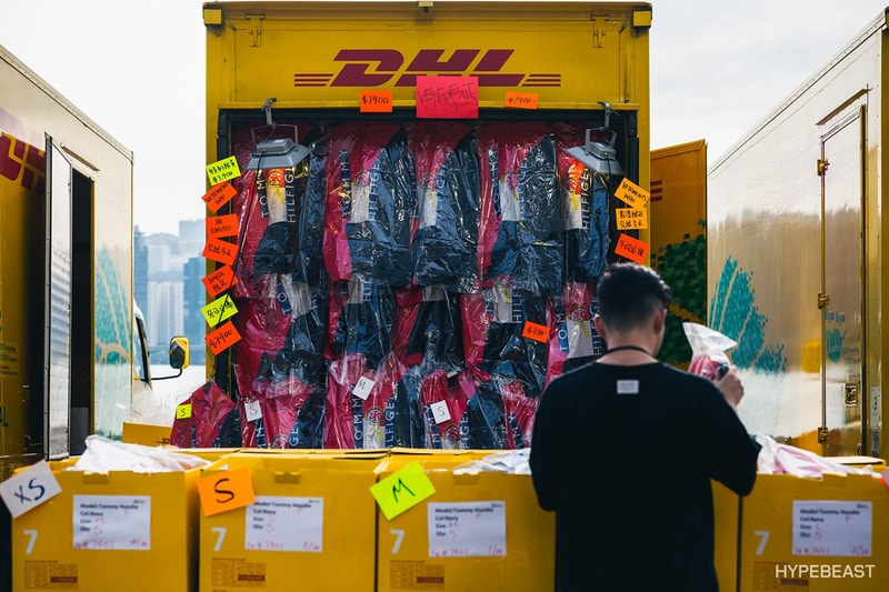 DHL 一色で埋め尽くされた Vetements の香港限定ポップアップ お土産に模したグッズなどを販売したフリーマーケット仕様の一大イベントは必見