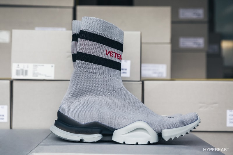 DHL 一色で埋め尽くされた Vetements の香港限定ポップアップ お土産に模したグッズなどを販売したフリーマーケット仕様の一大イベントは必見