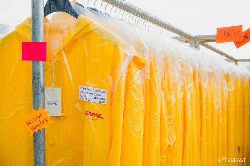 DHL 一色で埋め尽くされた Vetements の香港限定ポップアップ お土産に模したグッズなどを販売したフリーマーケット仕様の一大イベントは必見