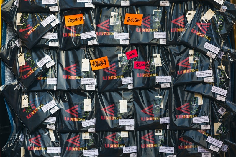 DHL 一色で埋め尽くされた Vetements の香港限定ポップアップ お土産に模したグッズなどを販売したフリーマーケット仕様の一大イベントは必見