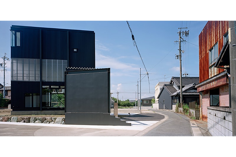 愛知県の産業地帯に佇む幾何学的なキューブ形の住宅をチェック aichi 愛西 建築 デザイン キューブ 家 設計 キューブ キュービック 波板 愛知