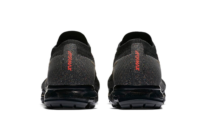 Nike Air VaporMax からブラックに細部のクリムゾンがアクセントを効かせる最新作が登場 ナイキ　ヴェイパー マックス クリムゾン 新作 ブラック ダークマッシュルーム
