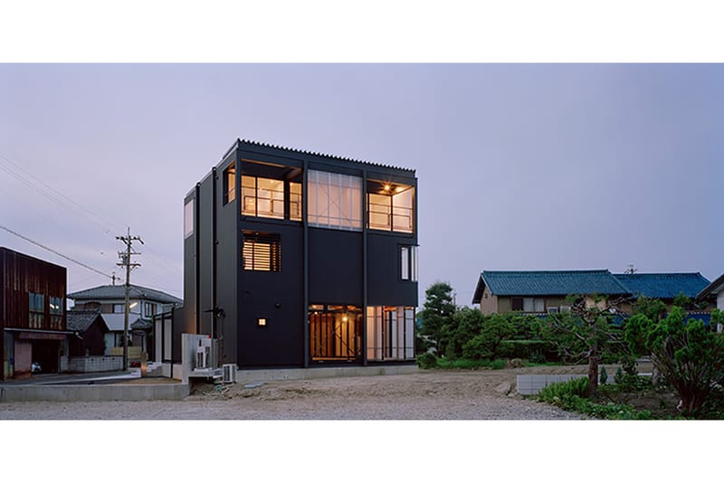 愛知県の産業地帯に佇むシックで幾何学的なキューブ型住宅をチェック