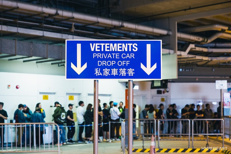 DHL 一色で埋め尽くされた Vetements の香港限定ポップアップ お土産に模したグッズなどを販売したフリーマーケット仕様の一大イベントは必見