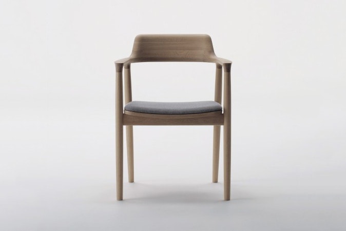Apple Park のカフェエリアで使用されている広島県が誇る木工家具屋 maruni のアームチェアをチェック マルニ アップルパーク 深澤直人 広島 椅子 デザイン ハイプビースト hypebeast 建築 デザイン 