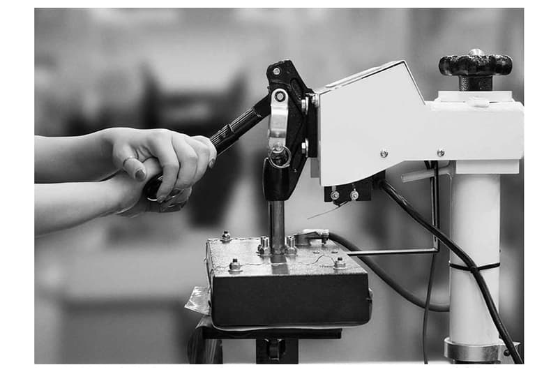 ARC’TERYX VEILANCE の縫い目のないレザーケースグッズに注目 アークテリクス ヴェイランス HYPEBEAST ハイプビースト