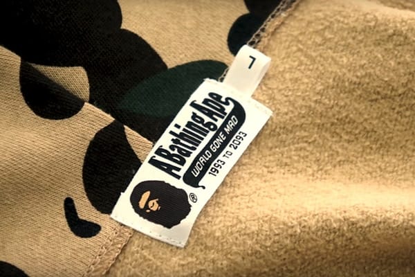 BAPE® が定番エイプフーディの製造工程の一部始終を捉えたショートビデオを公開
