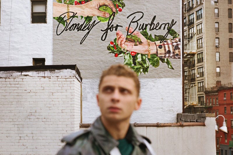ブロンディ・マッコイと Burberry がチームアップしてNYの街中に3つの巨大な壁画を製作