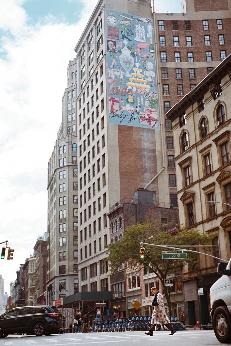 ブロンディ・マッコイと Burberry がチームアップしてNYの街中に3つの巨大な壁画を製作