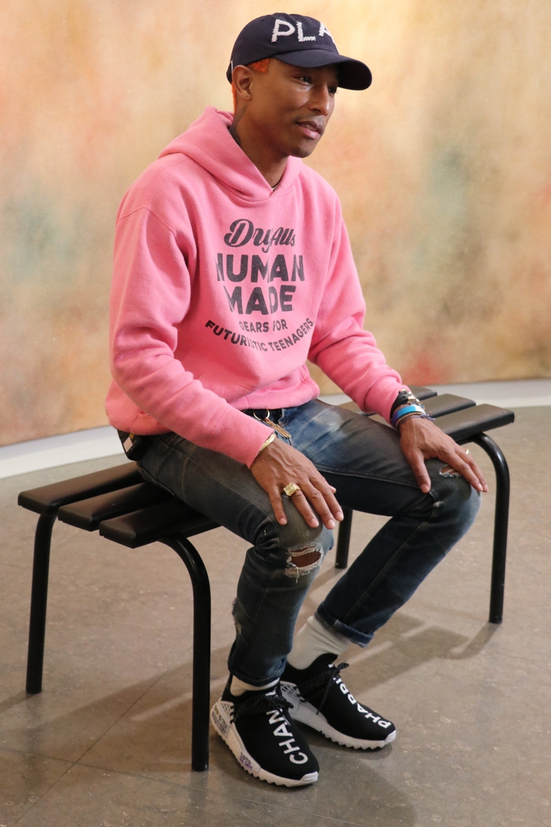 ファレル・ウィリアム自らが着用する世界で一足だけの Pharrell x Chanel x adidas Originals Hu NMDをチェック pharrell williams シャネル アディダス オリジナルス hypebeats ハイプビースト カスタマイズ 手書き メッセージ colette コレット