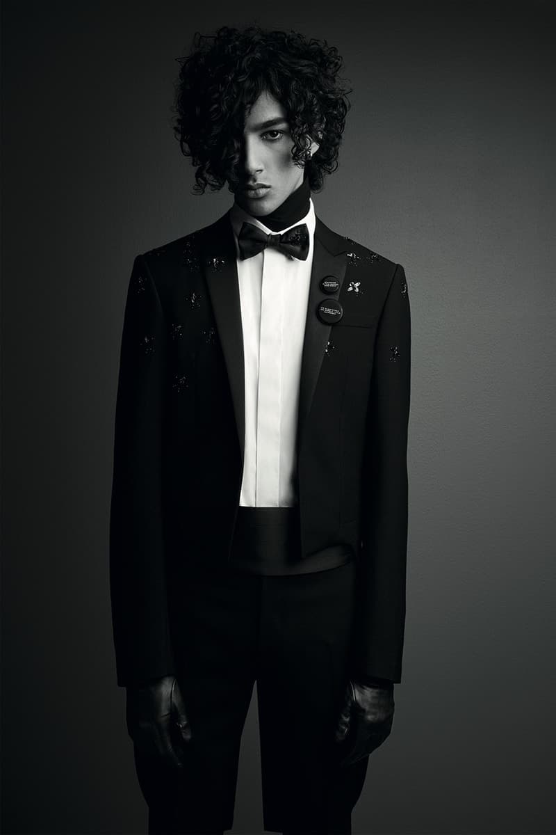 Dior Homme よりリュクスな佇まいに身を包んだカプセルコレクション “Black Carpet” が到着 世界的フォトグラファーがモノクロの世界で撮り下ろした Kris Van Assche のモードスタイル タキシード スーツ ピンズ ネックレス サングラス