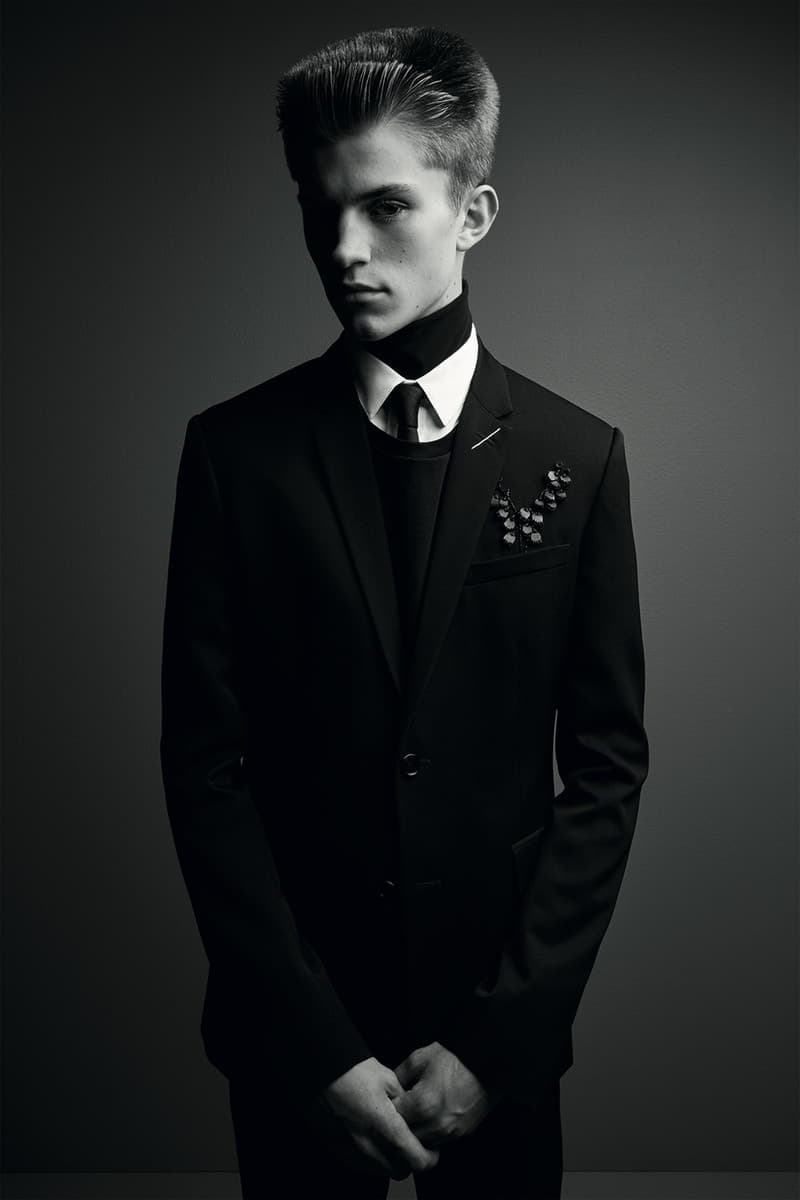 Dior Homme よりリュクスな佇まいに身を包んだカプセルコレクション “Black Carpet” が到着 世界的フォトグラファーがモノクロの世界で撮り下ろした Kris Van Assche のモードスタイル タキシード スーツ ピンズ ネックレス サングラス