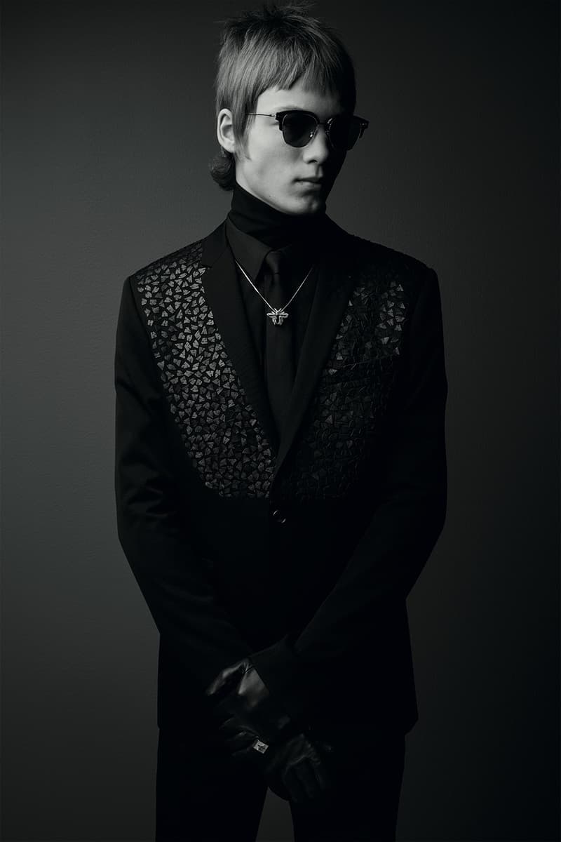 Dior Homme よりリュクスな佇まいに身を包んだカプセルコレクション “Black Carpet” が到着 世界的フォトグラファーがモノクロの世界で撮り下ろした Kris Van Assche のモードスタイル タキシード スーツ ピンズ ネックレス サングラス