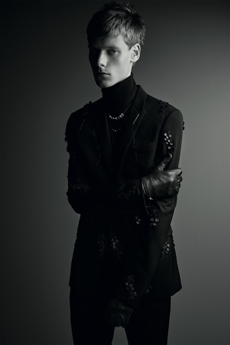 Dior Homme よりリュクスな佇まいに身を包んだカプセルコレクション “Black Carpet” が到着 世界的フォトグラファーがモノクロの世界で撮り下ろした Kris Van Assche のモードスタイル タキシード スーツ ピンズ ネックレス サングラス