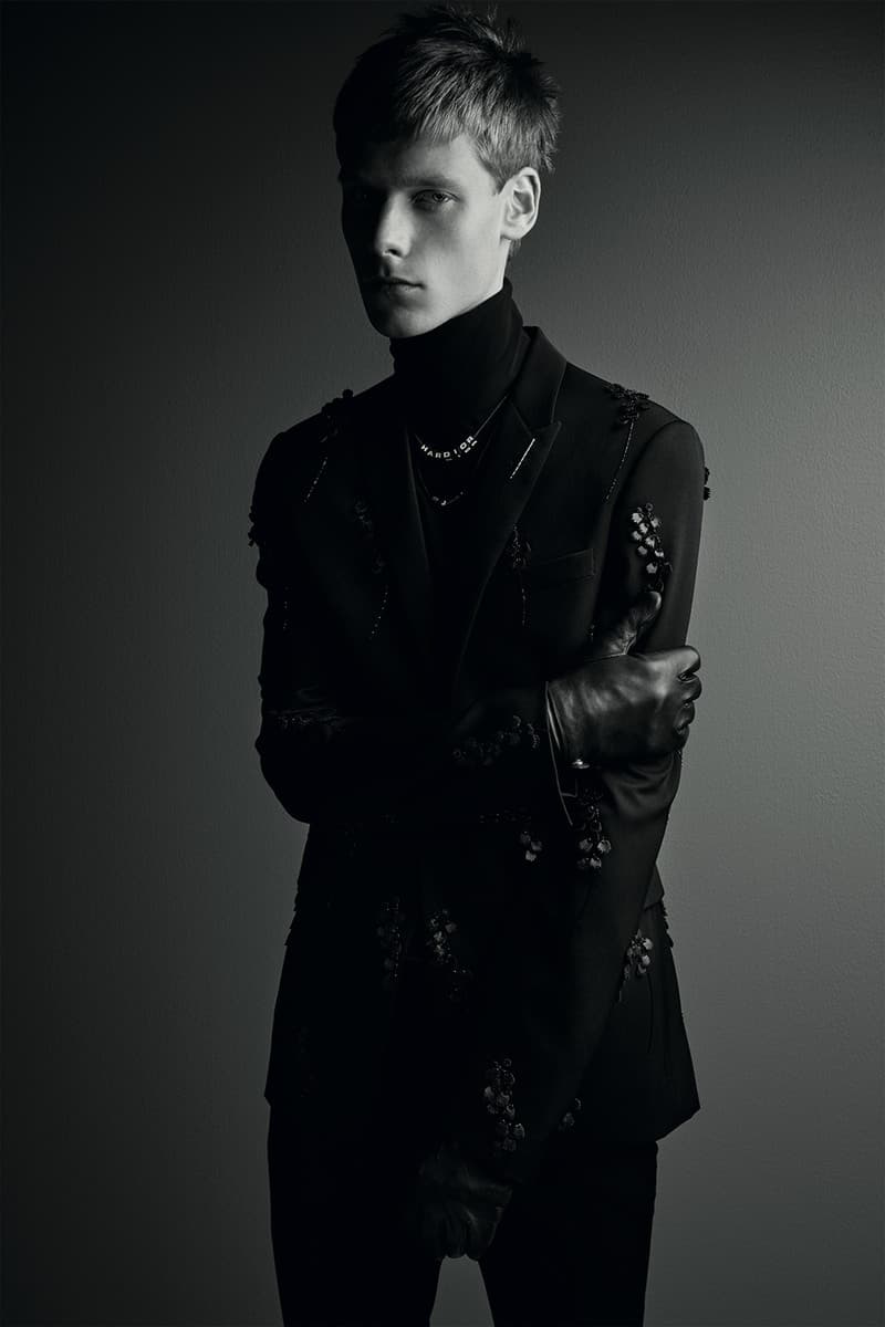 Dior Homme よりリュクスな佇まいに身を包んだカプセルコレクション “Black Carpet” が到着 世界的フォトグラファーがモノクロの世界で撮り下ろした Kris Van Assche のモードスタイル タキシード スーツ ピンズ ネックレス サングラス