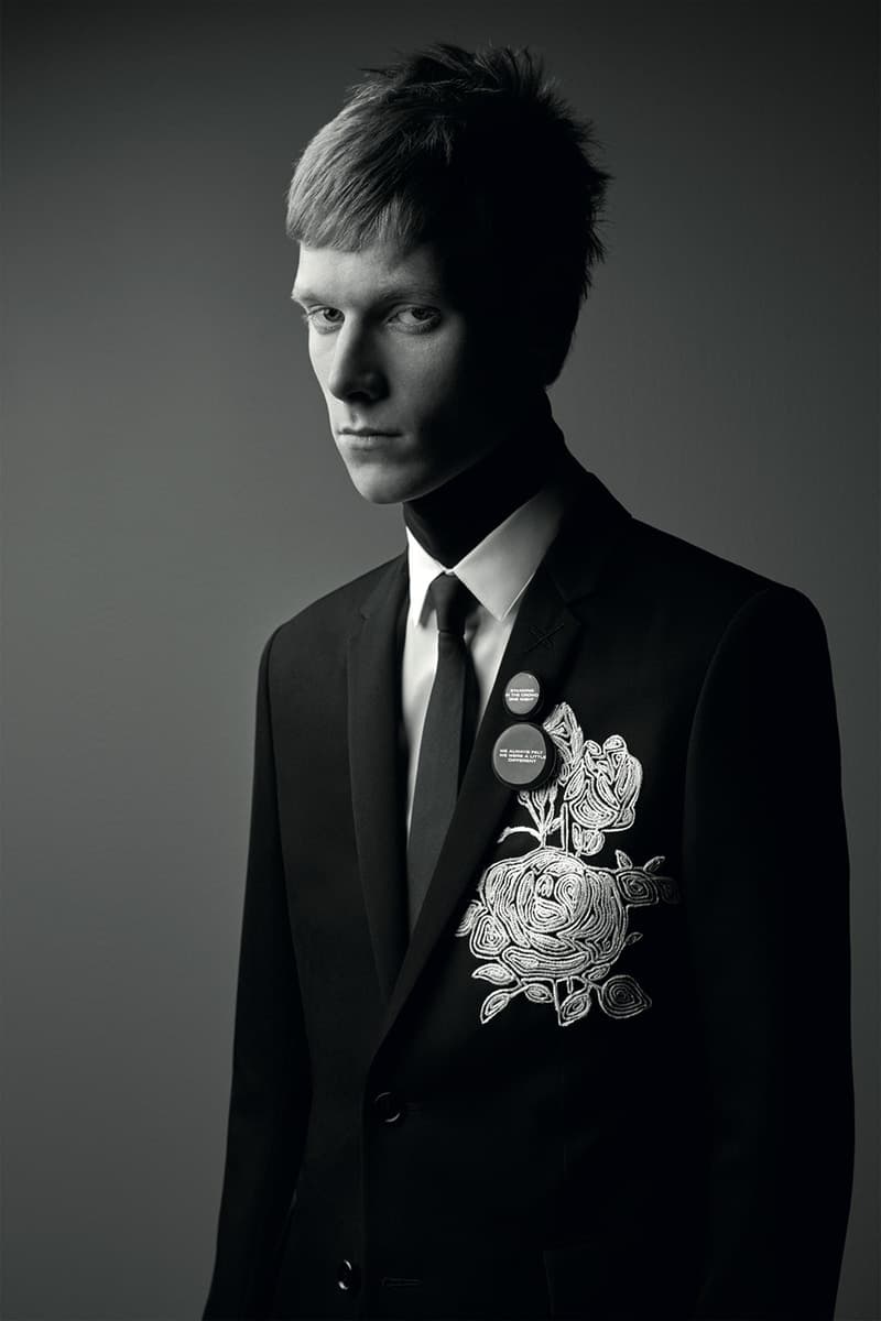 Dior Homme よりリュクスな佇まいに身を包んだカプセルコレクション “Black Carpet” が到着 世界的フォトグラファーがモノクロの世界で撮り下ろした Kris Van Assche のモードスタイル タキシード スーツ ピンズ ネックレス サングラス