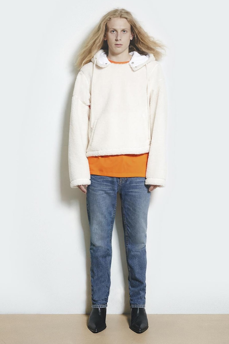モードブームの再起をかけた Helmut Lang による 2018年リゾートコレクションが到着 苦渋を味わったランウェイからわずか3ヶ月で、モードとストリートの融合は成功となったのか？ フーディ ジップパーカ レザージャケット トレンチコート デニムパンツ