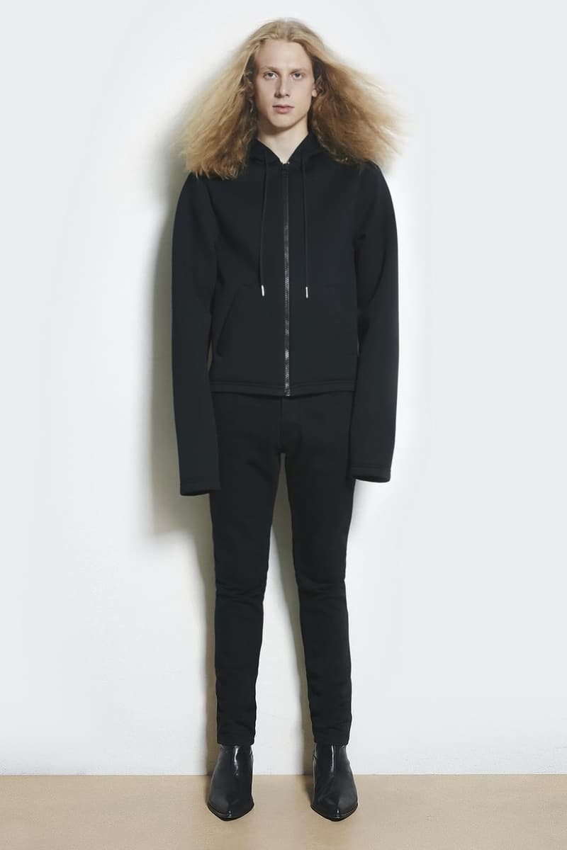 モードブームの再起をかけた Helmut Lang による 2018年リゾートコレクションが到着 苦渋を味わったランウェイからわずか3ヶ月で、モードとストリートの融合は成功となったのか？ フーディ ジップパーカ レザージャケット トレンチコート デニムパンツ