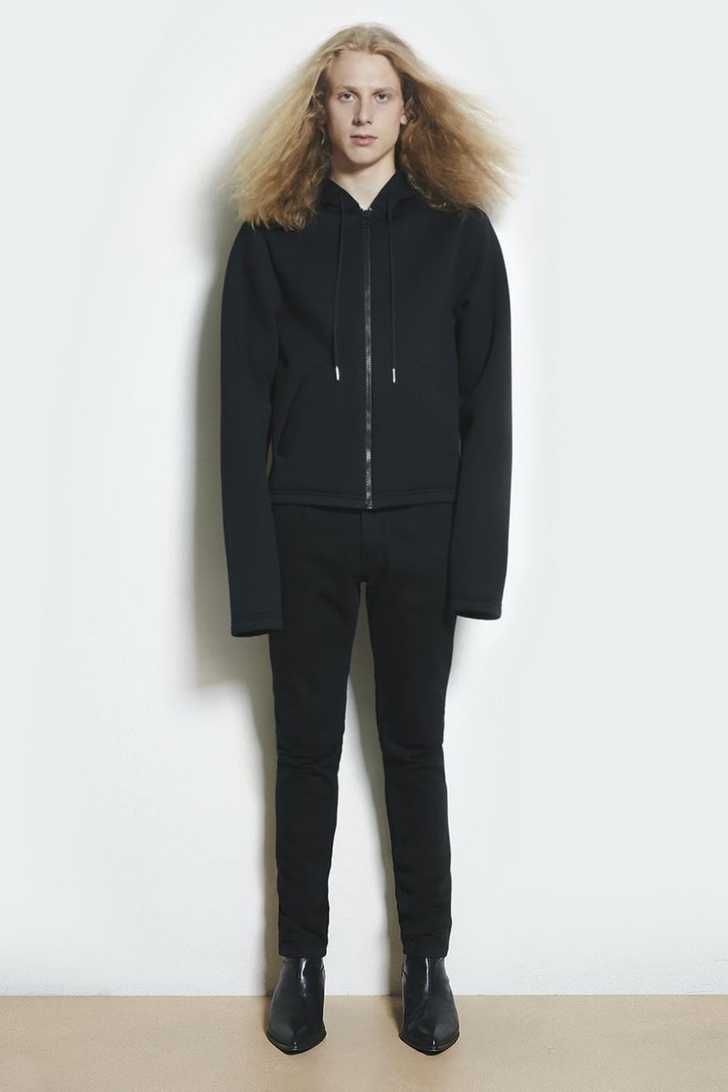 モードブームの再起をかけた Helmut Lang による 2018年リゾートコレクションが到着 苦渋を味わったランウェイからわずか3ヶ月で、モードとストリートの融合は成功となったのか？ フーディ ジップパーカ レザージャケット トレンチコート デニムパンツ