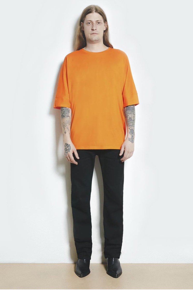 モードブームの再起をかけた Helmut Lang による 2018年リゾートコレクションが到着 苦渋を味わったランウェイからわずか3ヶ月で、モードとストリートの融合は成功となったのか？ フーディ ジップパーカ レザージャケット トレンチコート デニムパンツ