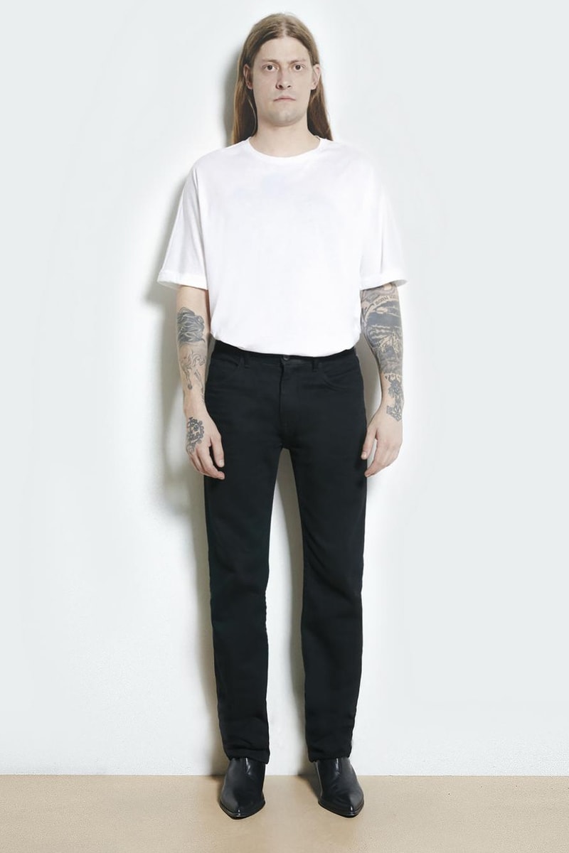 モードブームの再起をかけた Helmut Lang による 2018年リゾートコレクションが到着 苦渋を味わったランウェイからわずか3ヶ月で、モードとストリートの融合は成功となったのか？ フーディ ジップパーカ レザージャケット トレンチコート デニムパンツ