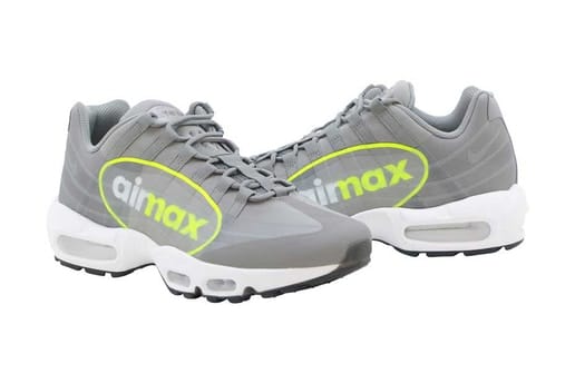 ツートーンの大きな “AirMax” ロゴを特徴とする Nike Air Max 95 のビジュアルが明らかに