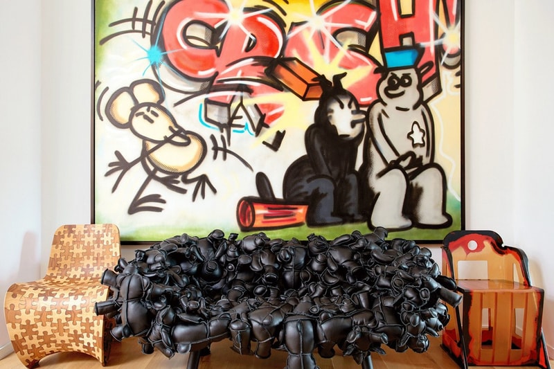 KAWS のブルックリンの自宅を覗いてみよう 初見のBBFチェアや村上隆、アレックス・カッツ、ジョージ・コンドなど世界的なアーティストの作品で埋め尽くされた開放感のある空間は必見 Architectural Digest 特集 カウズ