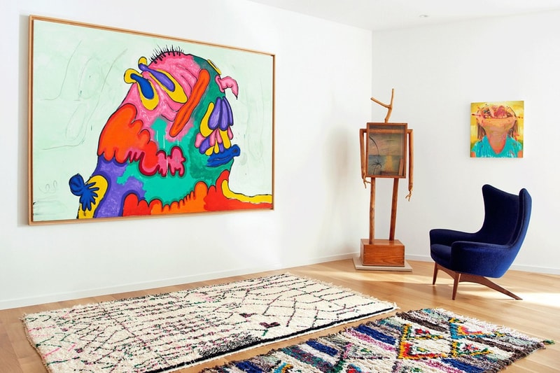 KAWS のブルックリンの自宅を覗いてみよう 初見のBBFチェアや村上隆、アレックス・カッツ、ジョージ・コンドなど世界的なアーティストの作品で埋め尽くされた開放感のある空間は必見 Architectural Digest 特集 カウズ