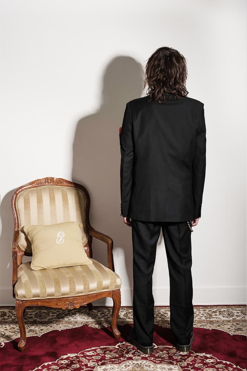 風変わりな80年代ロックスタイルを体現したミッドナイトスタジオ2017年秋冬コレクション 英国パンクバンドをモチーフに〈GUESS〉、〈Hawkers.Co〉とのコラボピースも織り交ぜたルックブック デニムセットアップ ユーティリティポケットベスト サングラス トラックスーツ