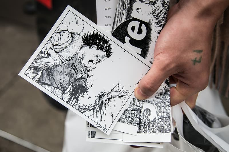 Supreme x『AKIRA』のロンドンローンチの様子をスナップ形式でレポート ネオ東京に染まったイングランドの首都……名物“Supremeおじさん”は何を買った？ アキラ シュプリーム  M-51（モッズコート）をはじめ アウター ジップアップブルゾン ジャンプスーツ フーディ S/S & L/S Tシャツ キャップ