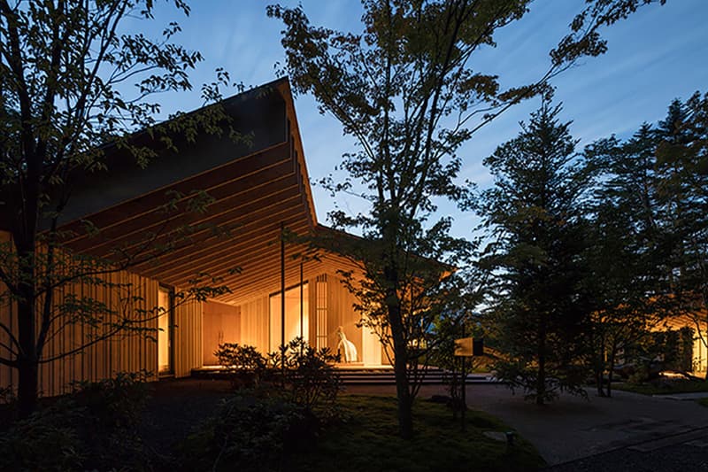 自然との共存をテーマに掲げた建築家・隈研吾によるゲストハウスが長野県に完成 野鳥を彷彿とさせる平屋仕立ての新感覚ゲストハウスをチェック Roof Birds