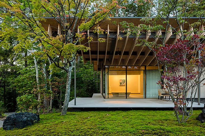 自然との共存をテーマに掲げた建築家・隈研吾によるゲストハウスが長野県に完成 野鳥を彷彿とさせる平屋仕立ての新感覚ゲストハウスをチェック Roof Birds