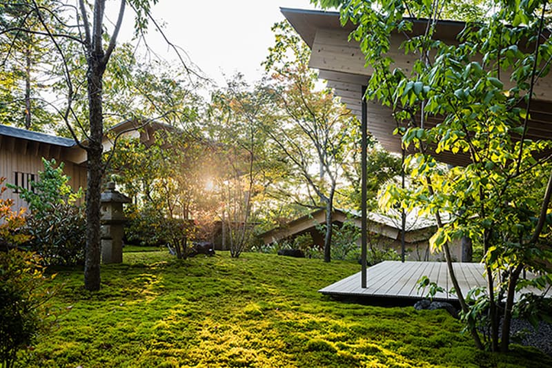 自然との共存をテーマに掲げた建築家・隈研吾によるゲストハウスが長野県に完成 野鳥を彷彿とさせる平屋仕立ての新感覚ゲストハウスをチェック Roof Birds