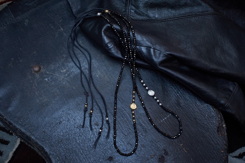 NEIGHBORHOOD × CORE JEWELS による初のコラボアクセサリーがリリース間近 インディアンジュエリーのような雰囲気とブラックスピネル特有のラグジュアリー感が融合した唯一無二のダブルネームネックレス