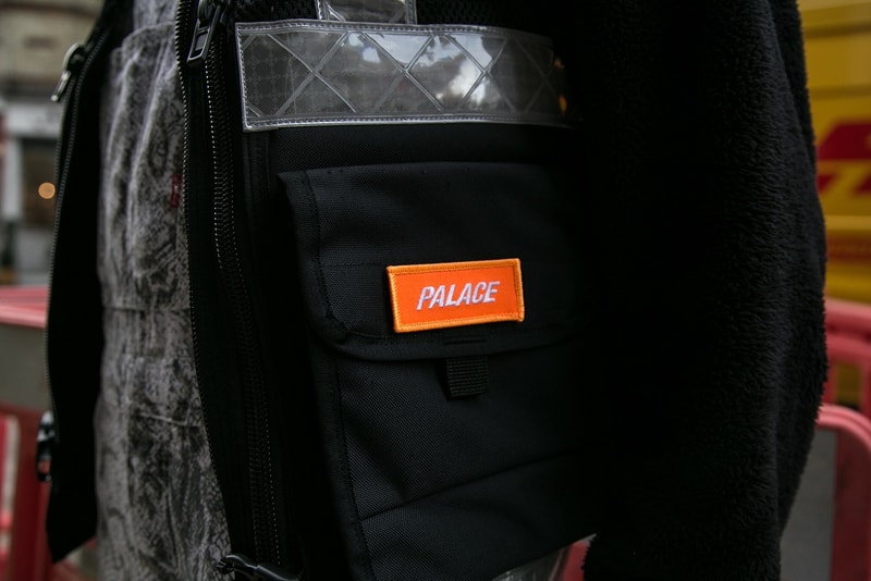 新境地を感じた Palace 2017年冬季コレクションのロンドンローンチをフォトレポートでお届け N-3Bやタクティカルベストなどミリタリーアイテムが人気の筆頭だった模様 パレス アウター 発売日 フーディ Tシャツ ロングスリーブ パーカ HYPEBEAST ハイプビースト ストリート ストリートウェア