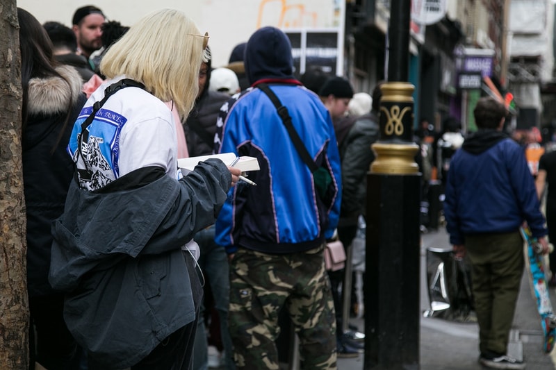 新境地を感じた Palace 2017年冬季コレクションのロンドンローンチをフォトレポートでお届け N-3Bやタクティカルベストなどミリタリーアイテムが人気の筆頭だった模様 パレス アウター 発売日 フーディ Tシャツ ロングスリーブ パーカ HYPEBEAST ハイプビースト ストリート ストリートウェア