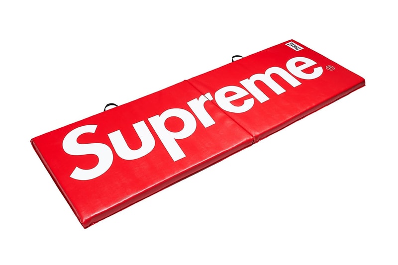 Supreme 2017年秋冬 WEEK12 では Champion と Everlast のコラボアイテムも登場  〈Champion〉からはCロゴを重ねた定番アパレル、〈Everlast〉からはボクシングローブとフィットネスマットがリリース
