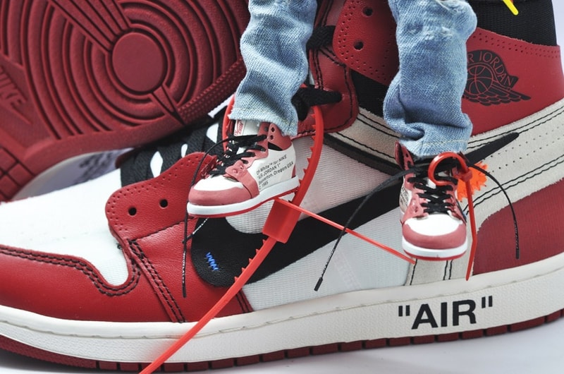 Virgil Abloh と彼の手がけた Air Jordan 1 がミニチュアフィギュアになって登場 ヴァージル・アブロー エアジョーダン1 the ten ナイキ nike コラボ ハイプビースト hypebeast 赤 白 レッド ホワイト フィギュア おもちゃ トイ coolrain クールレイン