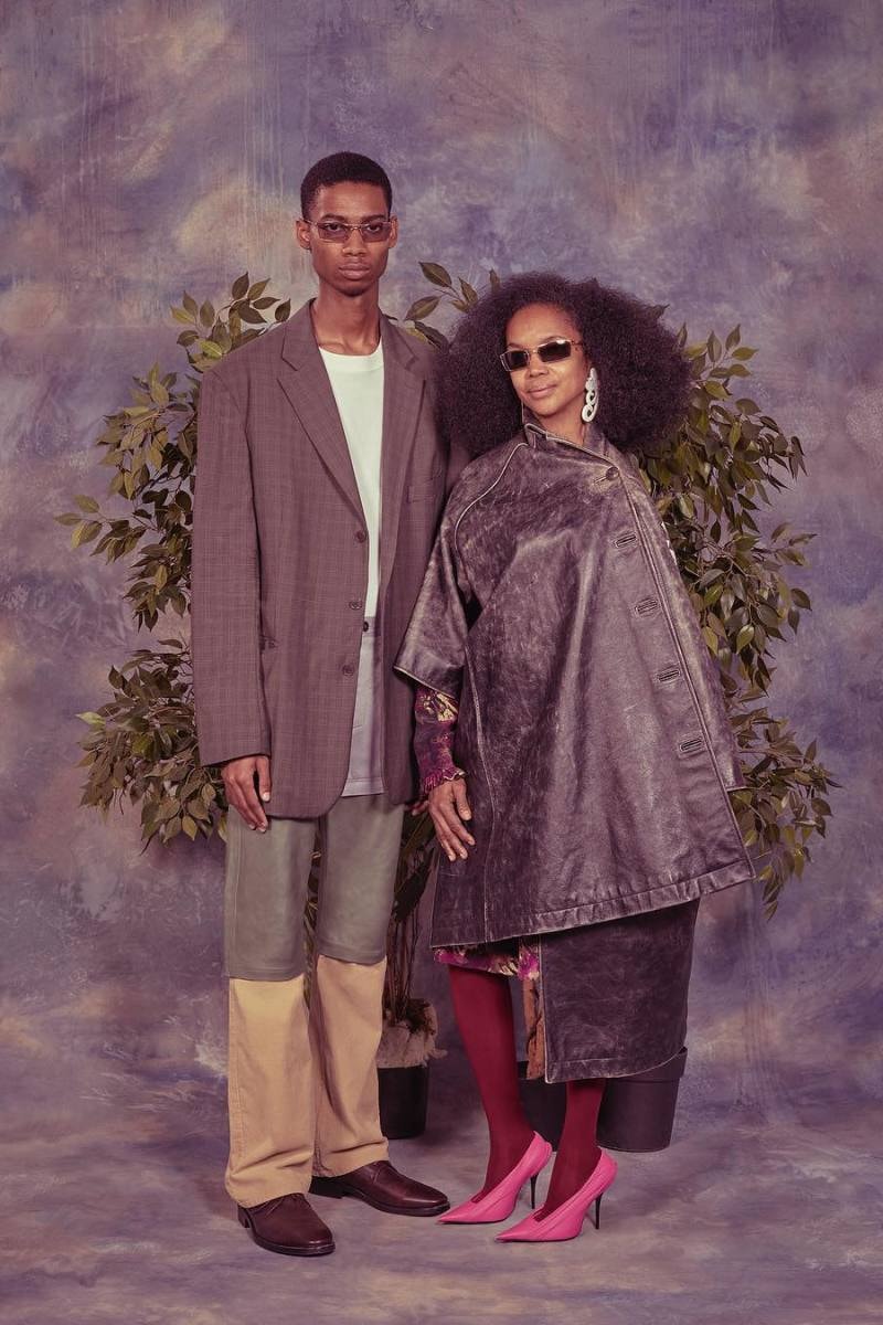 本物の家族を起用した Balenciaga 2018年春夏コレクションのビジュアルが到着 随所に Demna Gvasalia の息遣いを感じる〈Balenciaga〉の新たな姿をお見逃しなく Vetements ヴェトモン セレクトショップ ADDITION ADELAIDE アディッション アデライデ HYPEBEAST ハイプビースト