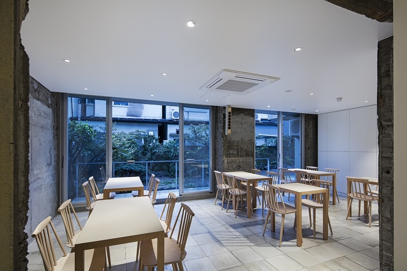 元診療所を改装したブルーボトルコーヒー 三軒茶屋カフェの建築をチェック blue bottle coffee コーヒー カフェ 三茶 診療所 HYPEBEAST ハイプビースト デザイン 内装  スキーマ建築計画 長坂常