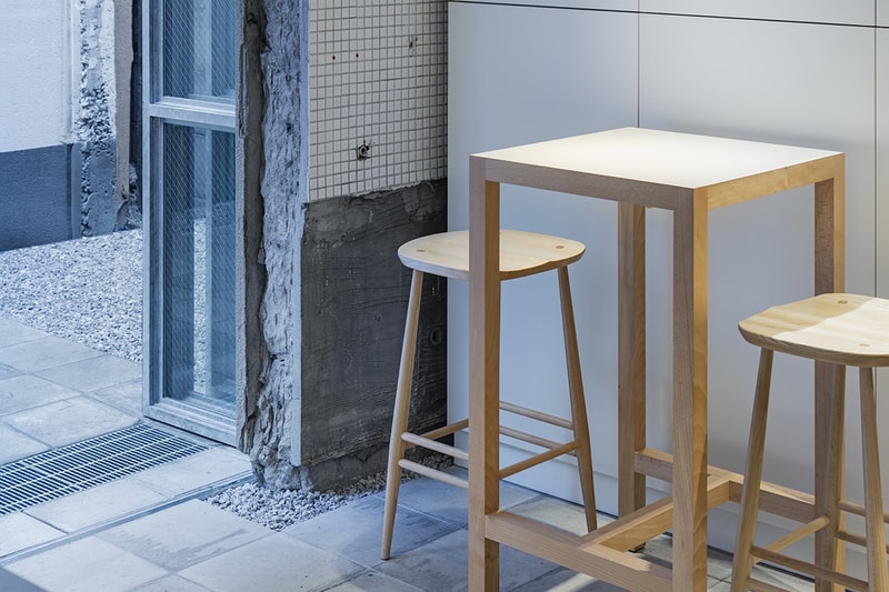 元診療所を改装したブルーボトルコーヒー 三軒茶屋カフェの建築をチェック blue bottle coffee コーヒー カフェ 三茶 診療所 HYPEBEAST ハイプビースト デザイン 内装  スキーマ建築計画 長坂常