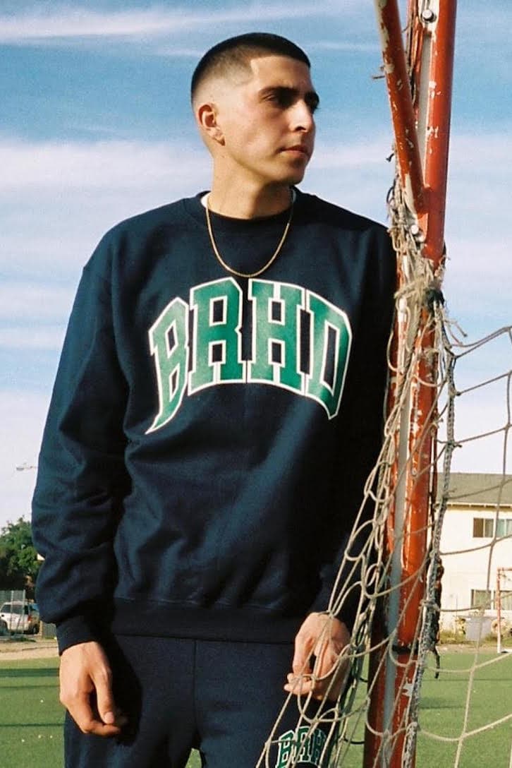 LA発の Brotherfood よりリラックス感が心地よい最新コレクションが到着 カレッジ要素を随所に落とし込んだグラフィックロゴアイテムをチェック