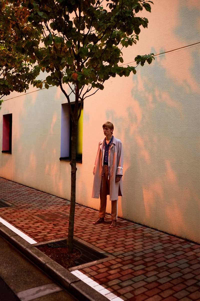 bukht より古典的なウェアを現代的に昇華させた2018年春夏ルックブックが到着 残像や赤みでクラシックファッションが栄えた時代の熱量を再現 GARDEN ガーデン O オー bukht ブフト エスニック トレンチコート ダブルブレストジャケット チャイナシャツ ショーツ デニムパンツ HYPEBEAST ハイプビースト