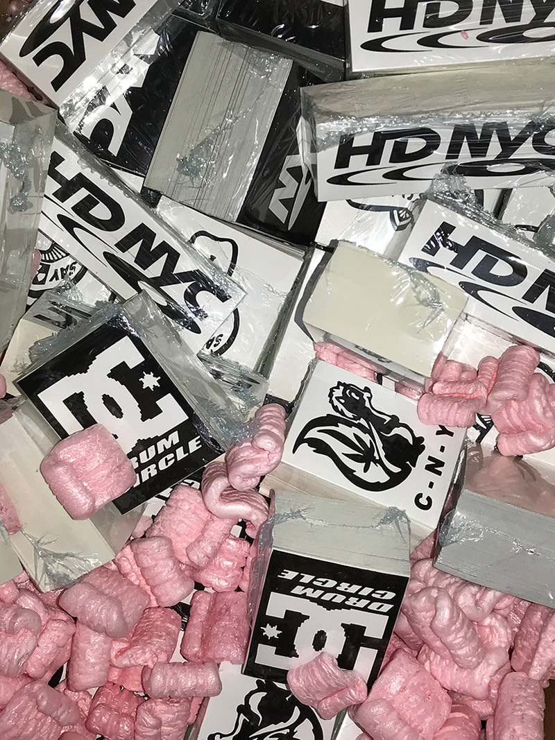 LQQK Studio の協力によるコミカルなプリントが今の気分にぴったりな CNY NYC の最新コレクション デザイナーは Supreme のフォトグラファーを務め、日本でも展示を開催するフォトグラファー、ピーター・サザーランド  Supreme シュプリーム STÜSSY ステューシー Nike ナイキ  Peter Sutherland  チャイニーズニューイヤー ルックスタジオ