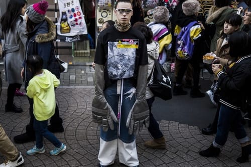 原宿の喧騒の中で撮り下ろされた GR8 の最新エディトリアルをチェック