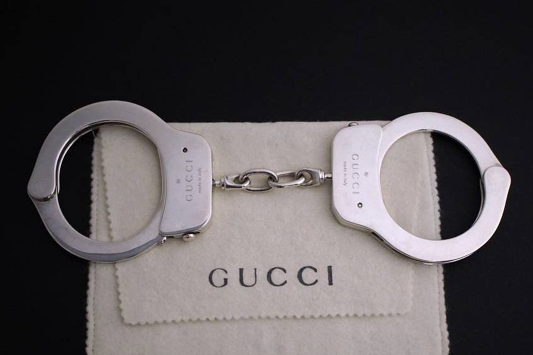 Gucci の手錠がリセールサイト Grailed にて破格の値段で出品される 高級外車が1台買えるその手錠には現在200人近くのユーザーが興味を示してる模様 グッチ Tom Ford トム・フォード ビッグメゾン ハンドカフス HYPEBEAST ハイプビースト