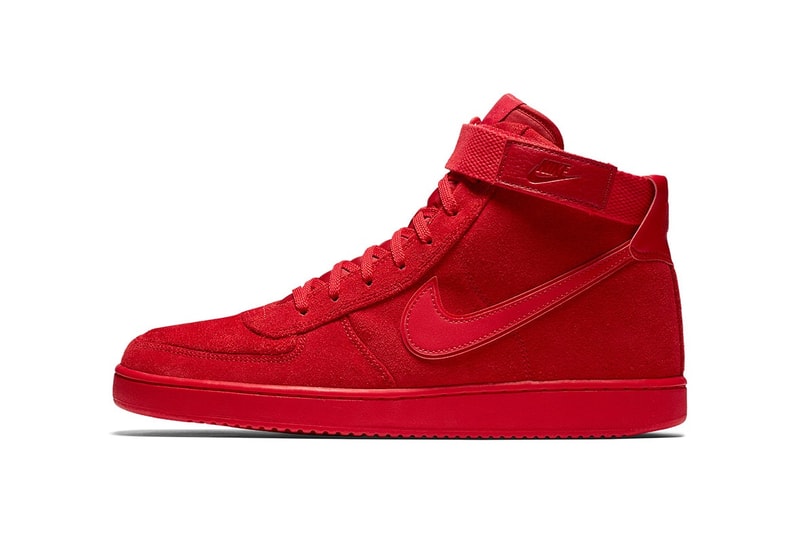 John Elliott x NikeLab によるコラボフットウェア Vandal High に3つの新色が追加決定 Anthracite（スモークグリーン）と Sail（ベージュ）に続く新色は、シーンを選ばず使えるあの王道カラー