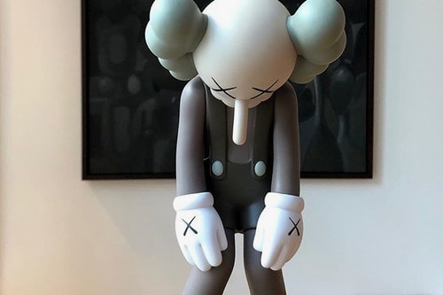 KAWS x MEDICOM TOY がビニールフィギュア “SMALL LIE” をリリース